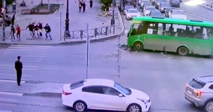Halı pisləşən avtobus sürücüsü ağır qəza törətdi; 4 nəfər öldü VİDEO