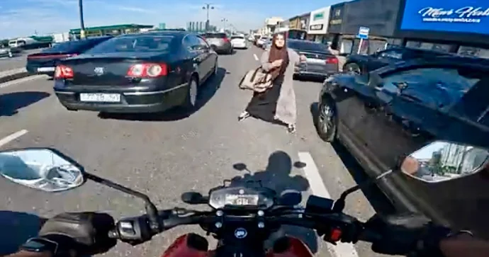 Babək prospektində təhlükəli anlar: Piyada motosikletlə az qala toqquşacaqdı VİDEO