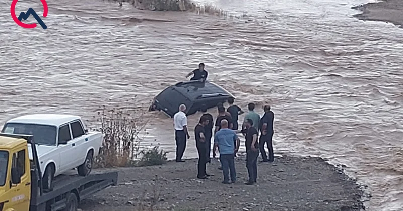 Xaçınçaya sel gəldi “Hyundai” suda qaldı