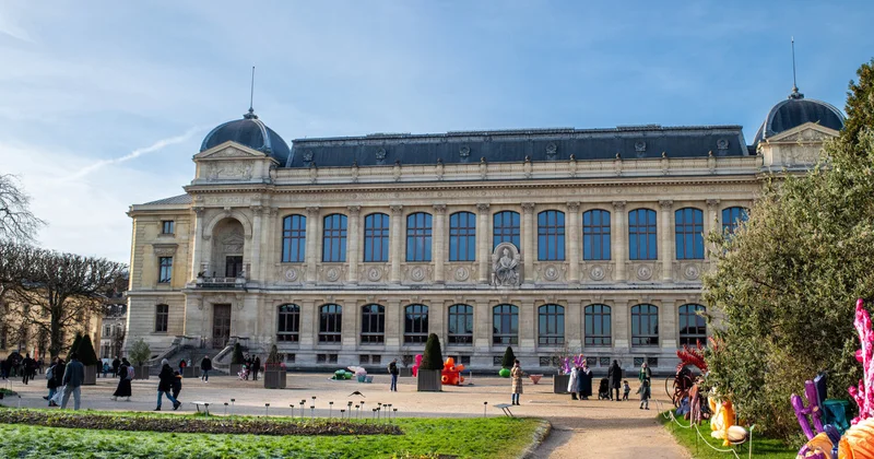 Parisdə qalmaqal Muzey işçisi qadınları gizlicə çəkirmiş