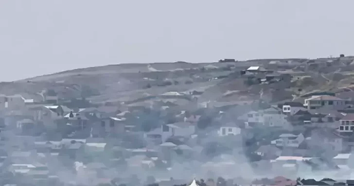 Пожар на Сальянском шоссе в Баку: горят камышовые заросли