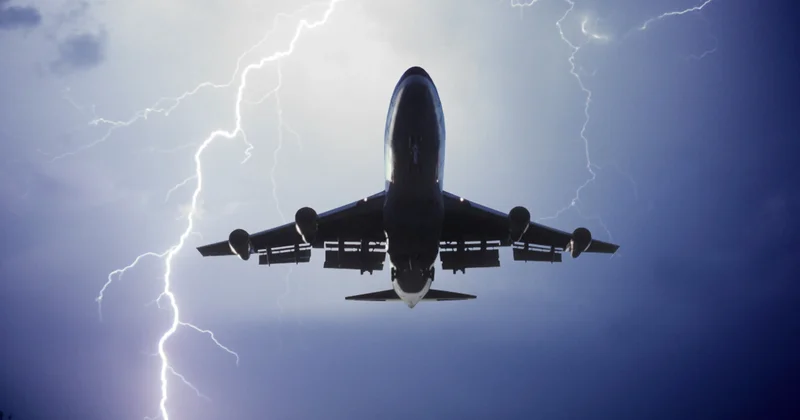 İldırımlı hava AZAL ın təyyarəsi geri qayıtdı