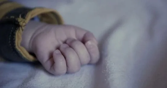 Yeni doğulmuş körpəsini itlərə yedirdib