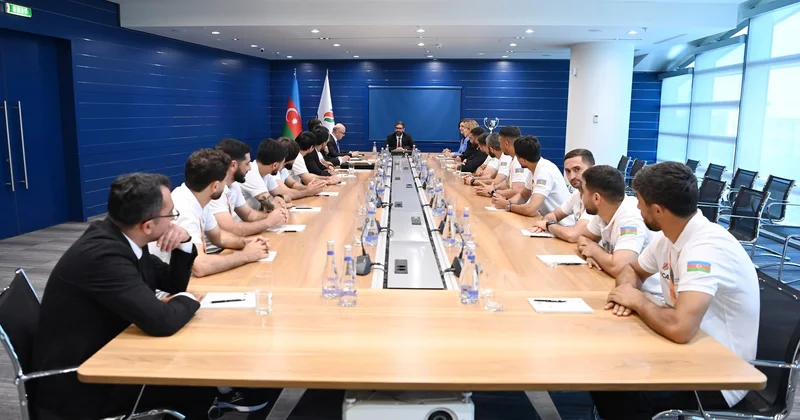Rövşən Nəcəf SOCAR ın minifutbol komandası ilə görüşüb FOTO
