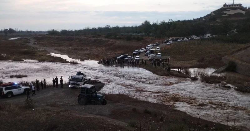 Ağdamda çayı keçməyə çalışan avtomobil seldə batdı FOTO