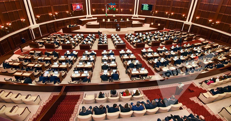 Milli Məclis məcburi köçkünlərlə bağlı qanunlarda dəyişiklikləri birinci oxunuşda qəbul edib