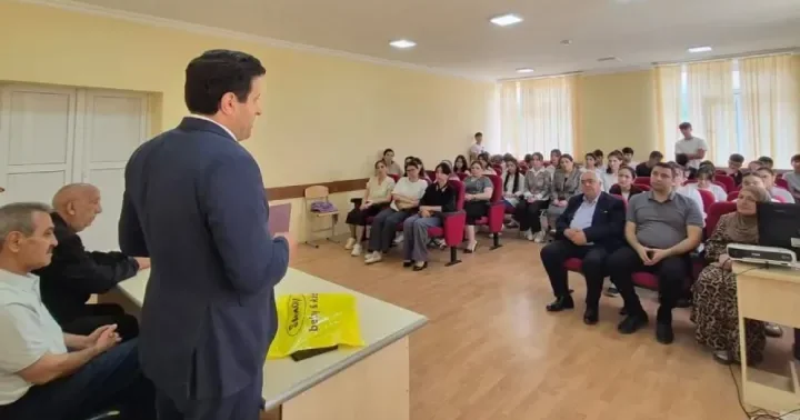 İqtisadiyyat İnstitutunun əməkdaşları Quba rayonunda müəllim və şagirdlərlə görüşüblər