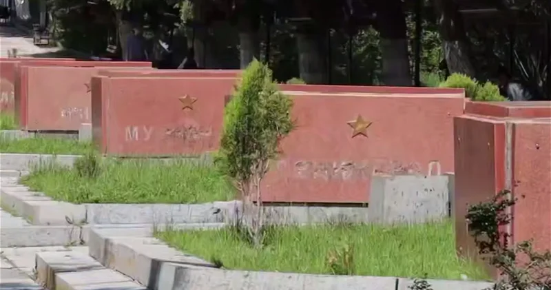 Сорванные с памятника Мать Армения в Гюмри буквы нашли в мусорном баке