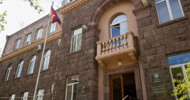 К зданию ЦИК Армении стянули спецподразделения полиции