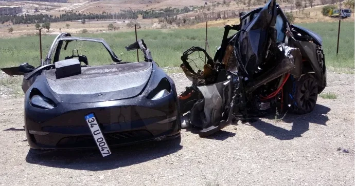Yeni aldığı “Tesla”nı işıq dirəyinə çırpdı: 2 tibb işçisi maşında yandı FOTO VİDEO