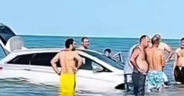 Dənizdə “tryuk” göstərmək istədi Maşını batdı+Video