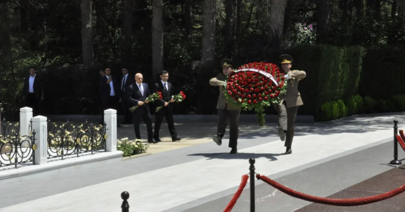 Ərgüc Kələntərli Fəxri xiyabanı ziyarət edib FOTOLAR