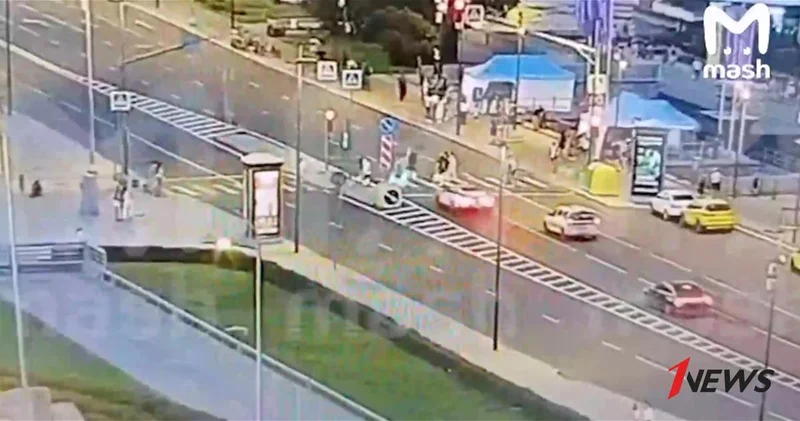 В Москве кроссовер въехал в пешеходов, есть пострадавшие ВИДЕО