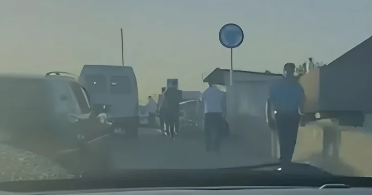 Проблема с тротуарами на дороге в Хырдалан: пешеходы подвергают свою жизнь опасности