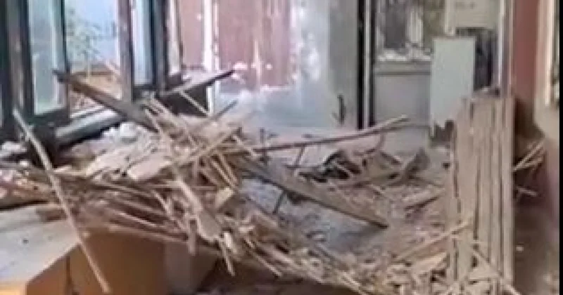 Люди живут под завалами в центре Баку