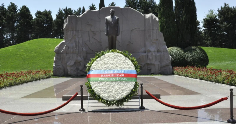 Beynəlxalq Mülki Müdafiə Təşkilatının Baş katibi Fəxri xiyabanı ziyarət edib