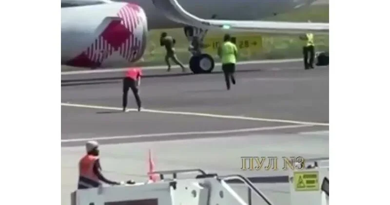 Мужчина погиб после неудачной попытки пробраться в двигатель самолета ВИДЕО