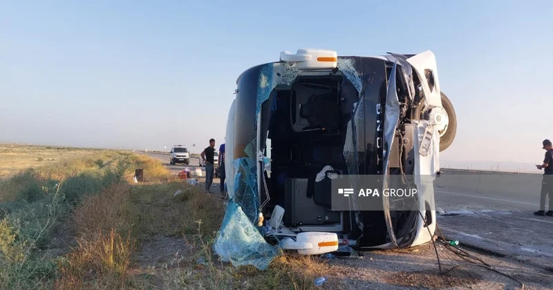 В Гаджигабуле опрокинулся автобус, пострадало много людей ФОТО