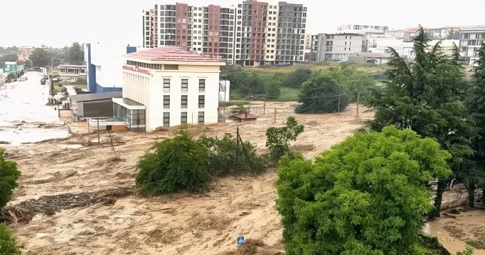 Gürcüstanda güclü yağışlar: Bu şəhər su altında qaldı
