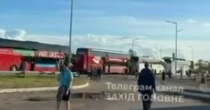 Ukrayna Polşa sərhədində kilometrlərlə növbə: Gözləmə müddəti 13 saata çatıb VİDEO