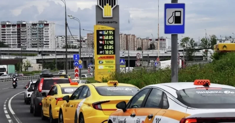 В России очередь на АЗС может стать уважительной причиной опоздания на работу