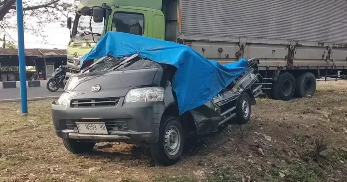 İndoneziyada yük maşını ilə pikapın toqquşması nəticəsində 11 nəfər öldü