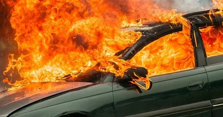 В Агдаше дотла сгорел Mercedes Benz