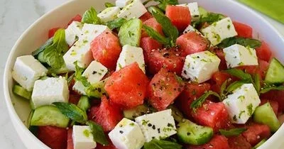 Nanəli və pendirli qarpız salatı