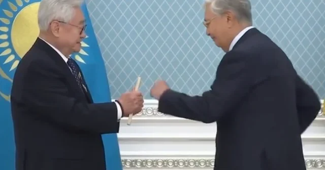 İmzasını atıb, lövhəni ikiyə böldü Tokayevdən maraqlı video
