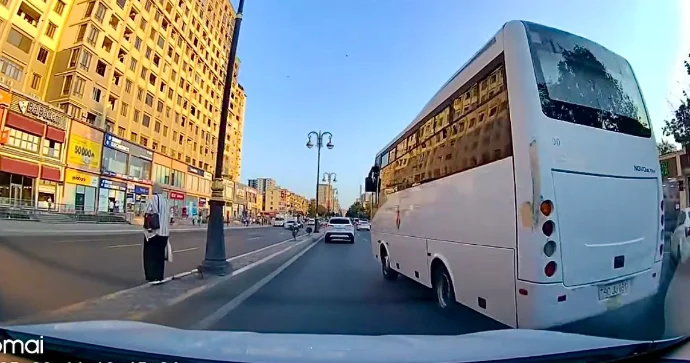 Yasamalda qəfil sola manevr edən avtobus sürücüsü qəza riski yaratdı VİDEO