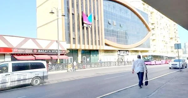 “20 Yanvar”da yol keçmək məşəqqətdir SOS