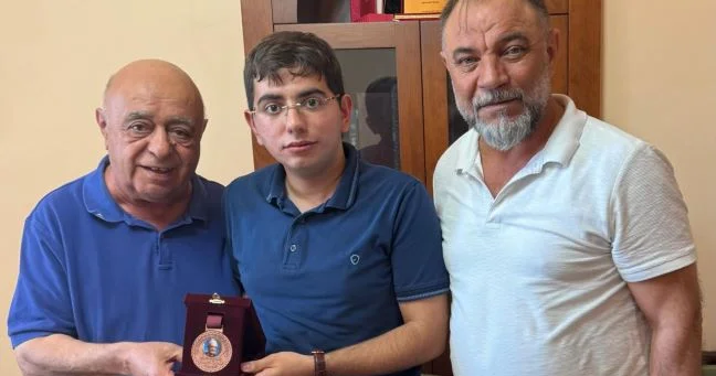 Sənan Hüseynov Türkiyədə nüfuzlu ədəbiyyat mükafatına layiq görülüb FOTO