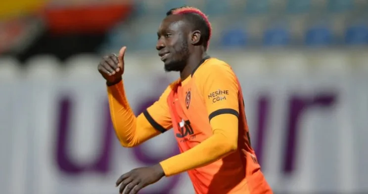Qalatasaray ın sabiq forvardı Türkiyəyə geri qayıtdı