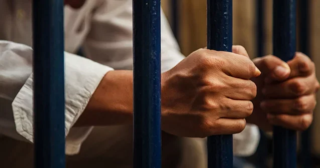 Arvadını bağlı qapı arxasında saxlayıb, ağzına yastıq basaraq boğmaq istəyirmiş Suraxanıda ŞOK