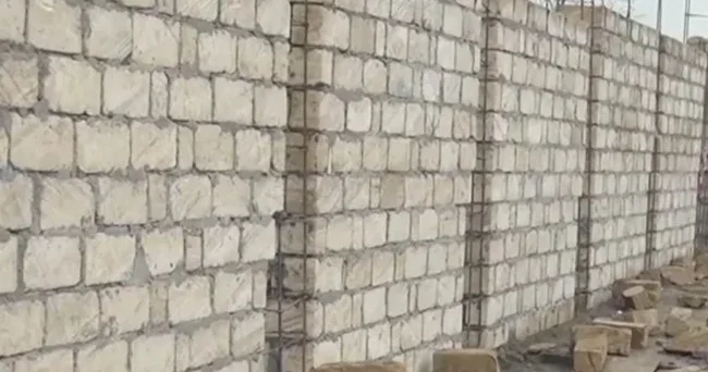 Çəpərin sonu: Qonşuluğu bölən beton hasarlar