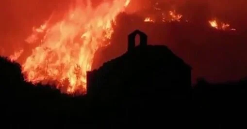 Лесные пожары в Черногории достигли побережья ВИДЕО