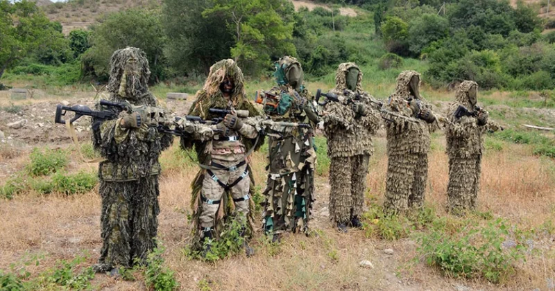 Lazım gəldikdə gur səsi ilə danışan qəhrəmanlar: Mavi beretli lər