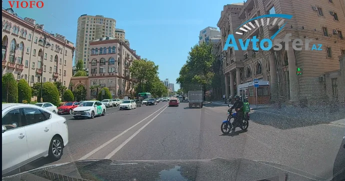 Qeybdən gələn moped sürücüsü yola qəfil çıxaraq təhlükə yaratdı VİDEO