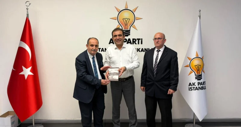 Etibar Həsənzadənin Vətən Uğrunda kitabı Mehmet Şahin bəyə hədiyyə olunub
