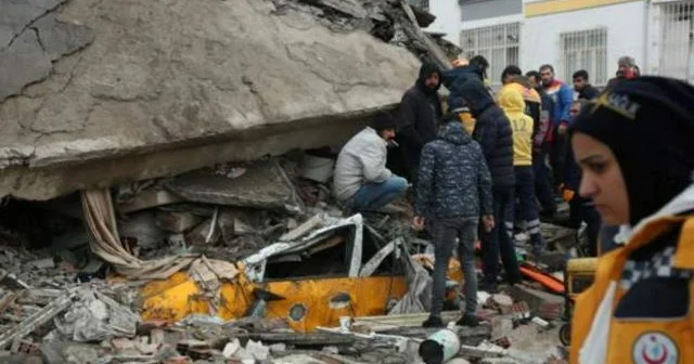Zəlzələdə çökən binaya görə inşaatçı saxlanılıb