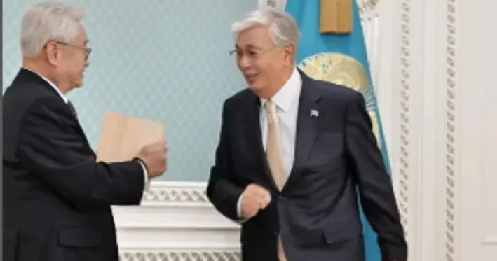 Qazaxıstan prezidenti bir yumruqla taekvando taxtasını sındırdı