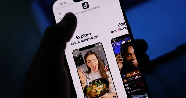 Tramp dövlət işçilərinin cihazlarında TikTok a qoyulan qadağanı ləğv etdi
