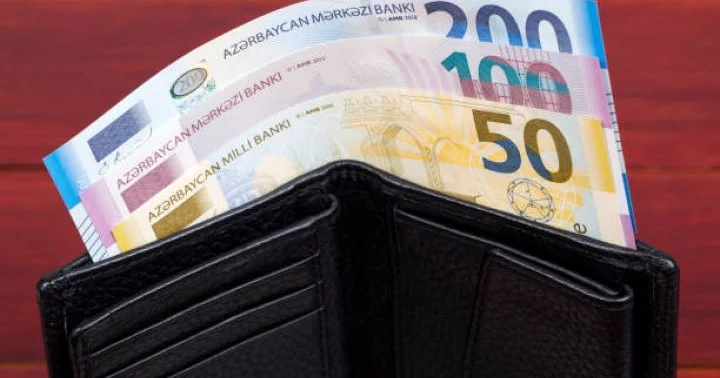 İyunda Azərbaycanda orta maaş cüzi azalıb