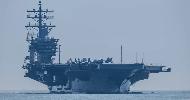 Military Times: несколько моряков авианосца США пытались прыгнуть за борт