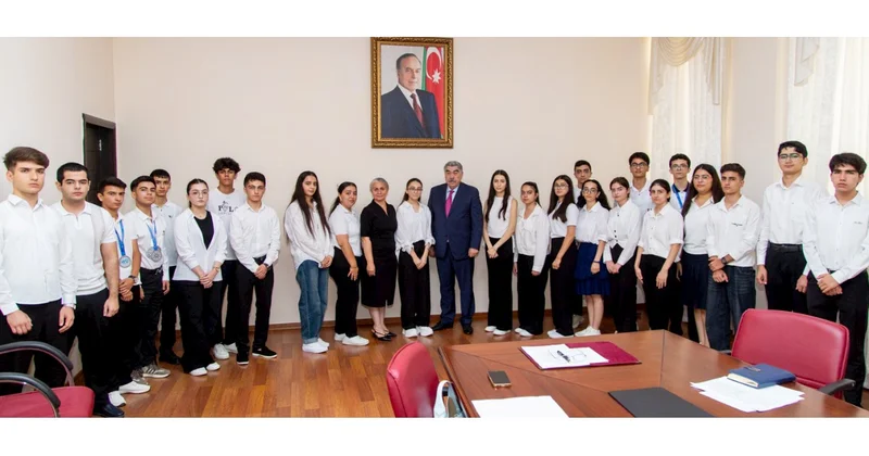 Salyanın yüksək bal toplayan məzunları ilə görüş keçirildi FOTOLAR
