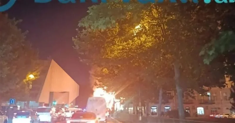 Возле Дворца Гейдара Алиева загорелся автобус ВИДЕО