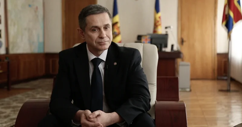 Moldova müdafiə naziri jurnalistlə rus dilində danışmaqdan imtina edib