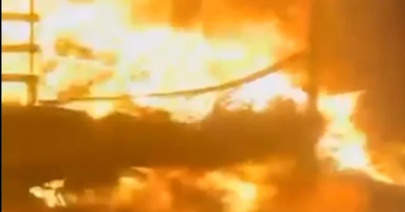 Yük maşını kül oldu, lampalar yola dağıldı Video
