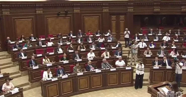Ermənistan palamentində qalmaqal: Paşinyanın deputatları masaları döyəcləyib etiraz etdilər