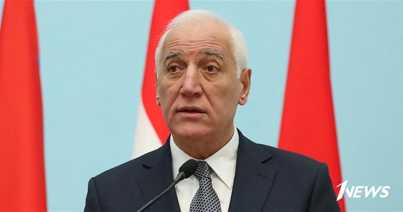 Президент Армении ответил вице премьеру РФ на фразу о попытке усидеть на двух стульях